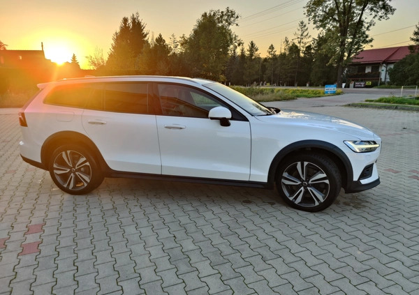 Volvo V60 Cross Country cena 132840 przebieg: 128000, rok produkcji 2018 z Nałęczów małe 46